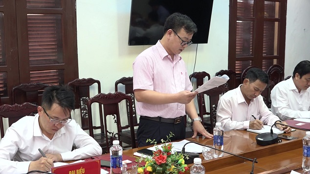 Ông Nguyễn Đức Thượng, Giám đốc phòng giao dịch Ngân hàng CSXH huyện báo cáo công tác quản lý và sử dụng nguốn vốn tín dụng chính sách xã hội đối với công tác giảm nghèo trên địa bàn huyện Mường Lát, giai đoạn 2020 - 2022.