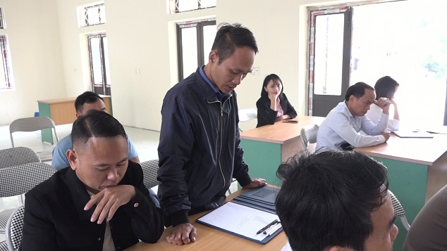 Đại diện tổ Tiết kiệm và Vay vốn báo cáo trước đoàn công tác.
