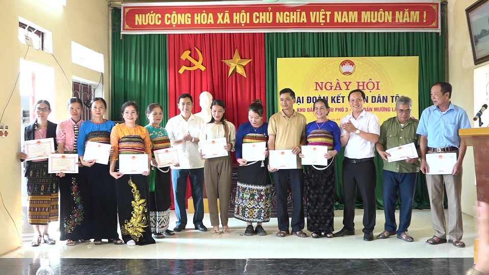 120 hộ dân Khu 3, được Chủ tịch UBND Thị trấn tặng giấy khen gia đình văn hóa.