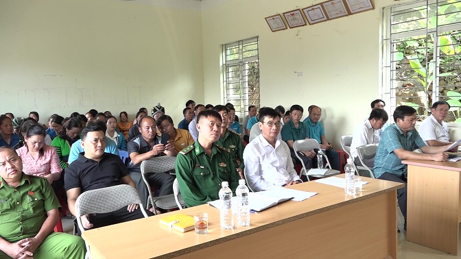 Các đồng chí đại biểu và bà con Nhân dân bản Chim tham dự ngày hội.