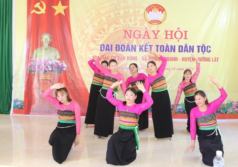 Tiết mục văn nghệ trong ngày hội Đại đoàn kết toàn dân tộc ở khu dân cư bản Bóng, xã Mường Chanh.