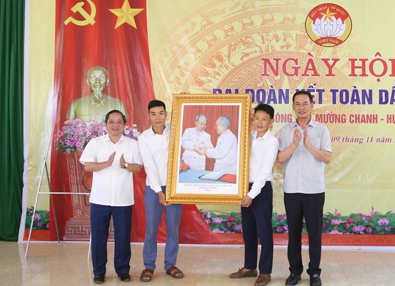 Phó Bí thư Tỉnh ủy Trịnh Tuấn Sinh tặng Nhân dân và cán bộ bản Bóng bức ảnh Chủ tịch Hồ Chí Minh bắt tay Chủ tịch Tôn Đức Thắng - biểu tượng cao đẹp, thiêng liêng của khối đại đoàn kết toàn dân tộc