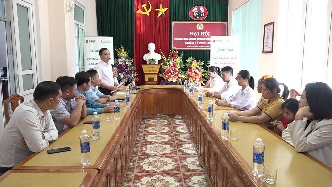 Toàn cảnh buổi chi trả quyền lợi bảo hiểm Bảo an tính dụng tại huyện Mường Lát.