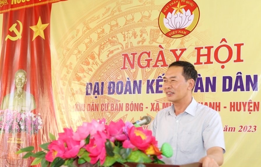 Phó Bí thư Tỉnh ủy Trịnh Tuấn Sinh phát biểu chung vui với Nhân dân và cán bộ bản Bóng.