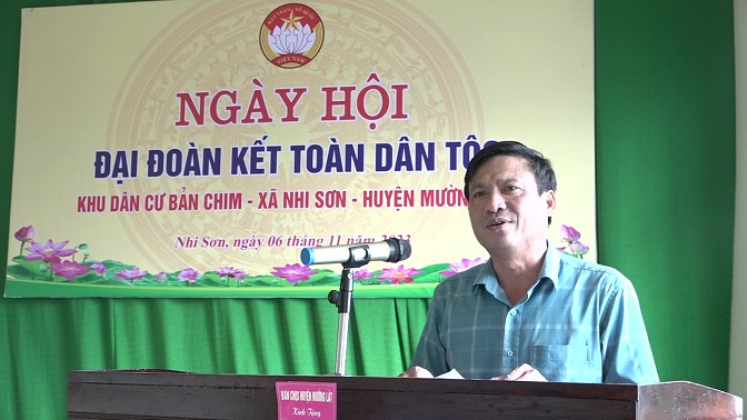 Chủ tịch UBND huyện Nguyễn Văn Bình phát biểu chung vui với Nhân dân và cán bộ bản Chim.