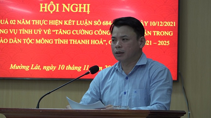 Đồng chí Hà Văn Ca - Ủy viên BCH Đảng bộ tỉnh, Bí thư Huyện ủy, Chủ tịch HĐND huyện phát biểu tham luận tại hội nghị.