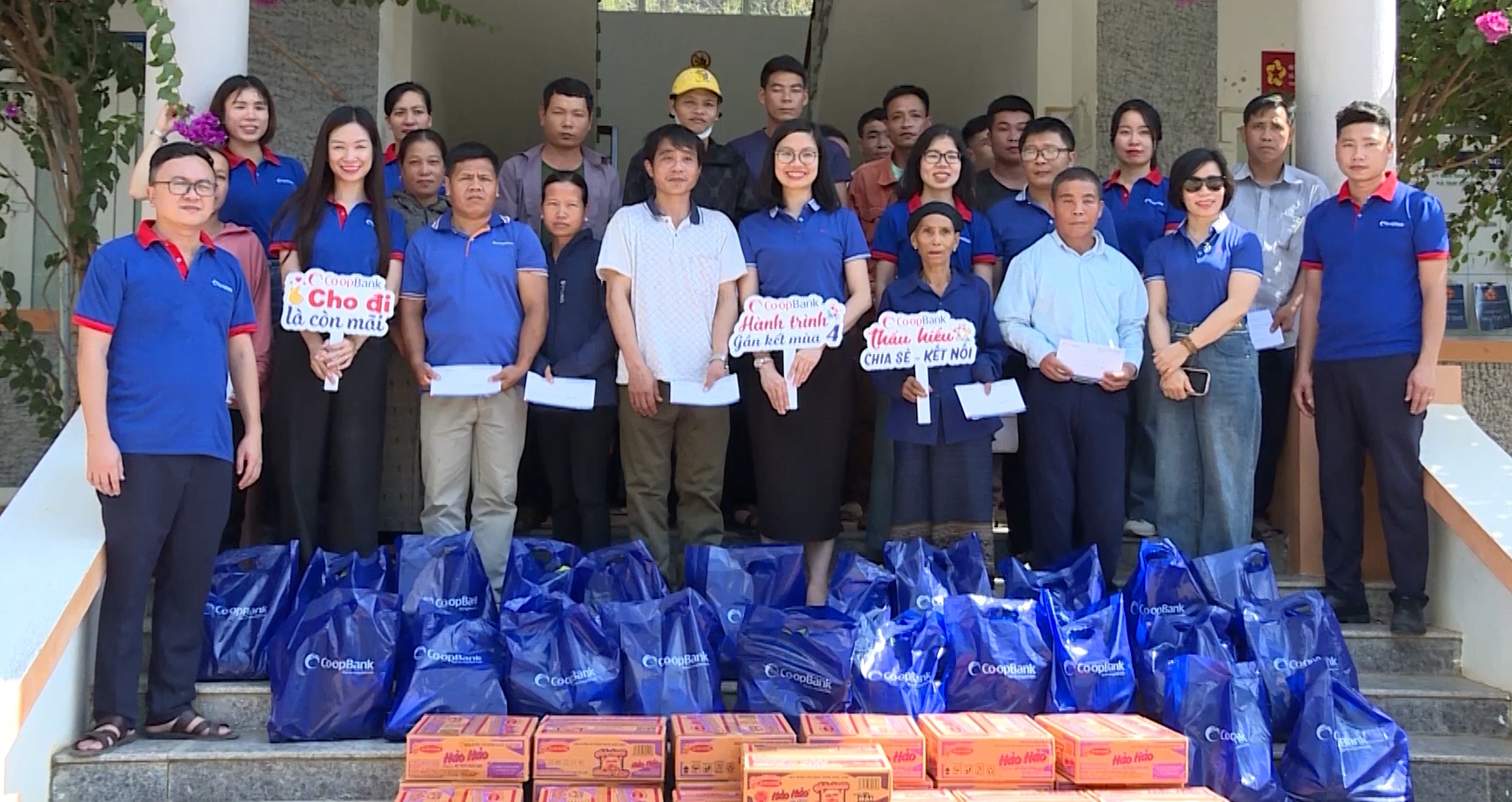 Ngân hàng Hợp tác - Chi nhánh Thanh Hoá trao tặng chăn ấm, sữa, đồ dùng học tập và tiền mặt hỗ trợ sinh hoạt cho các cháu học sinh ở điểm trường Mầm non Suối Lóng.