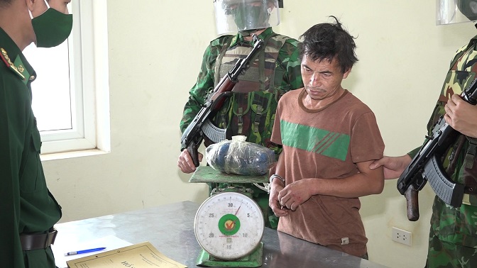 2 kg nhựa thuốc phiện, 1 nghìn viên ma túy tổng hợp và một số tang vật
