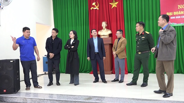 Đoàn công tác kiểm tra công trình Nhà văn hoá bản Lát.