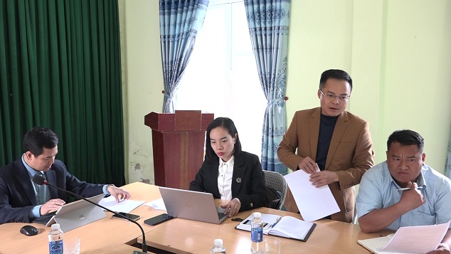 Đại diện UBND xã Tam Chung báo cáo về tình hình thực hiện nguồn vốn 3 Chương trình mục tiêu Quốc gia trên địa bàn xã