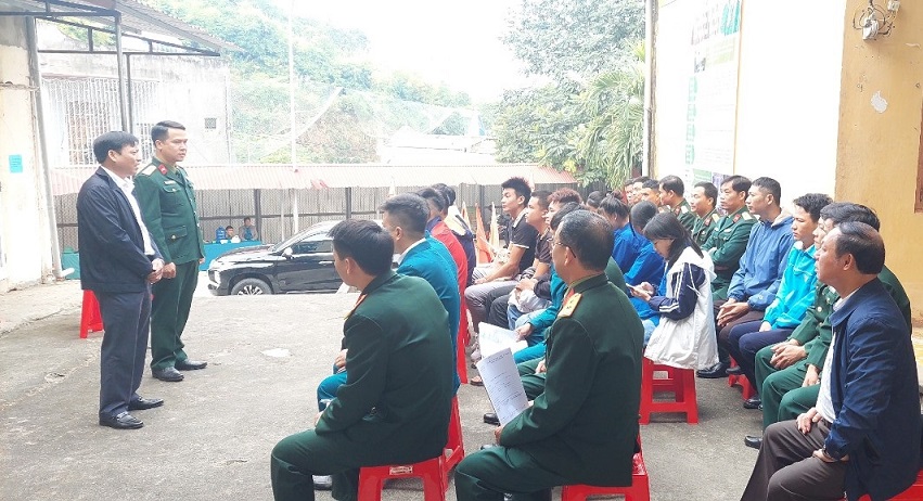 Chủ tịch UBND huyện Nguyễn Văn Bình động viên các thanh niên khám tuyển nghĩa vụ quân sự, nghĩa vụ Công an Nhân dân năm 2024.