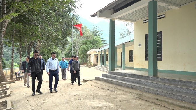 Đồng chí Hà Văn Ca kiểm tra công trình nâng cấp, sửa chữa 3 phòng học tiểu học khu Kéo Hượn