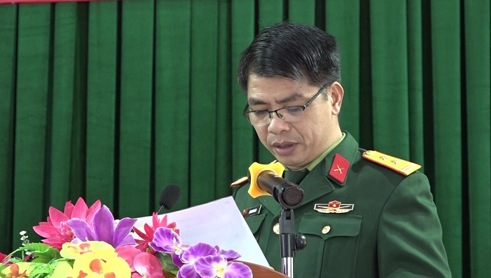 Trung tá Lã Minh Thanh, Trưởng phòng Chính trị Đoàn KTQP 5 phổ biến một số văn bản pháp luật có liên quan đến vùng dân tộc thiểu số, miền núi.