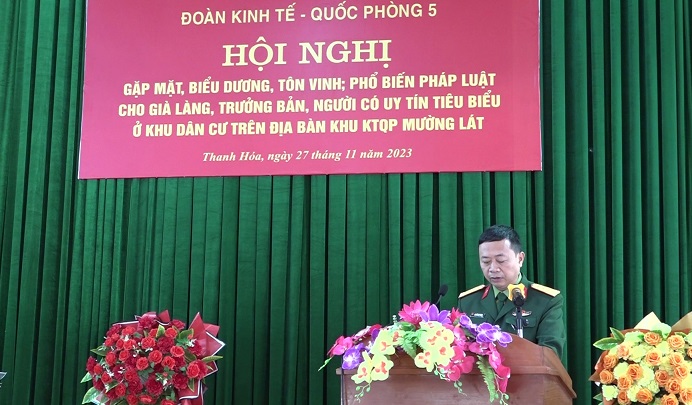 Thượng tá Nguyễn Duy Trung, Phó Chính uỷ Đoàn KTQP 5 thông báo kết quả thực hiện nhiệm vụ xây dựng khu KTQP Mường Lát và nhiệm vụ dân vận của Đoàn KTQP 5.