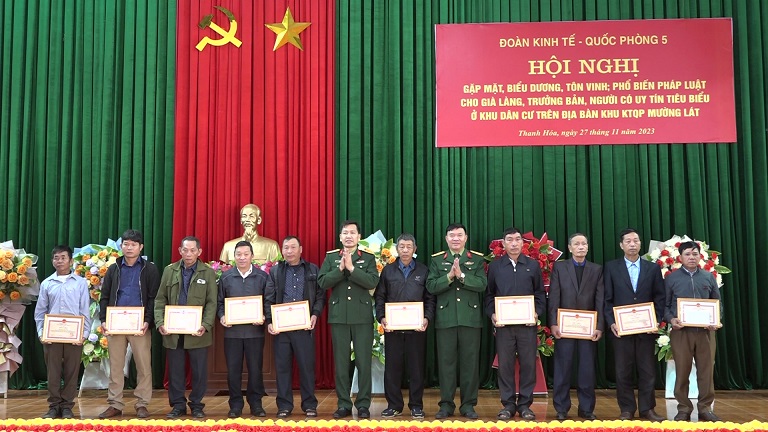 Lãnh đạo Đoàn KTQP 5 trao tặng giấy khen cho các cá nhân có thành tích tiêu biểu, xuất sắc trong công tác tuyên truyền, vận động đồng bào dân tộc thiểu số.