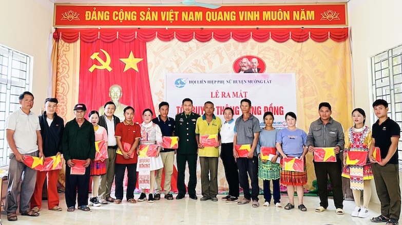 Đồn Biên phòng Trung Lý trao cờ Tổ quốc cho bà con Nhân dân bản Suối Hộc.