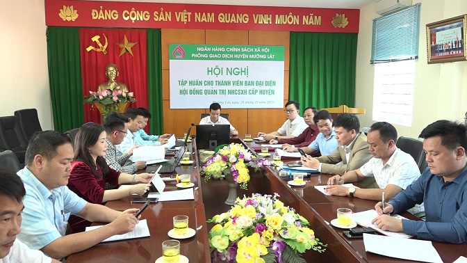 Toàn cảnh Hội nghị tập huấn tại điểm cầu trực tuyến Ngân hàng CSXH huyện Mường Lát.