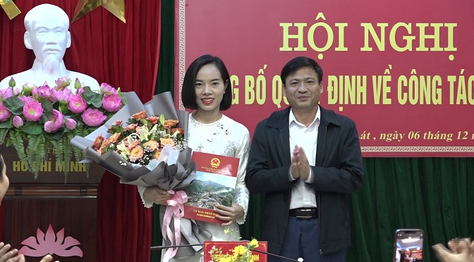 Đồng chí Nguyễn Văn Bình, Phó Bí thư Huyện ủy, Chủ tịch UBND huyện trao quyết định và tặng hoa chúc mừng tân Trưởng phòng Văn hoá - Thông tin huyện