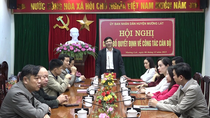 Chủ tịch UBND huyện Nguyễn Văn Bình giao nhiệm vụ cho tân Trưởng phòng Văn hoá Thông tin huyện.