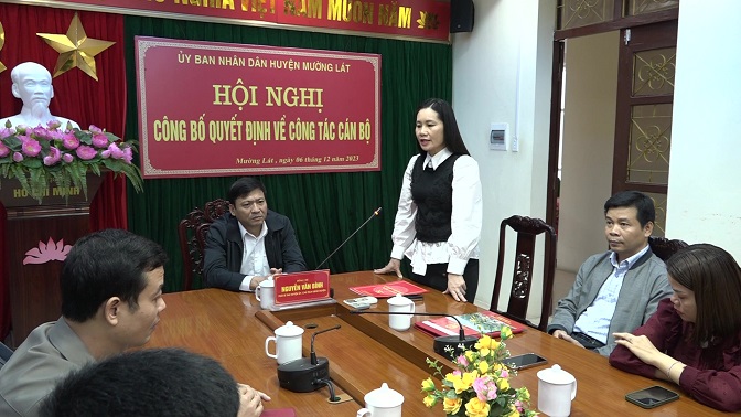 Đồng chí Lương Thị Tuân, Ủy viên Ban Thường vụ, Trưởng Ban Tổ chức Huyện ủy thông qua thông báo của Huyện uỷ Mường Lát về việc giới thiệu nhân sự tiếp nhận, bổ nhiệm chức vụ Trưởng phòng Văn hoá - Thông tin huyện