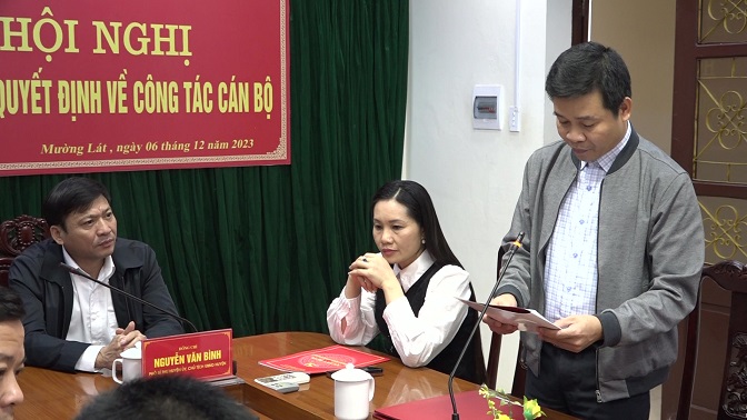 Đồng Chí Lê Quang Nghị, Huyện uỷ viên, Trưởng phòng Nội vụ huyện công bố Quyết định của Chủ tịch UBND huyện Mường Lát về việc tiếp nhận và bổ nhiệm công chức lãnh đạo.