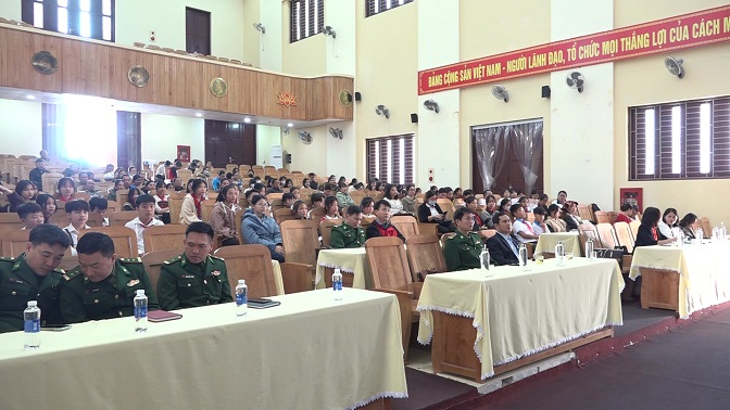 Các đại biểu tham dự buổi truyền thông và diễn đàn "Hãy nghe trẻ em nói".