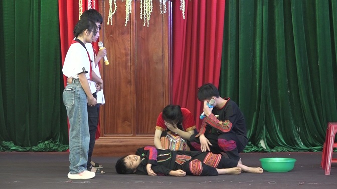 Tiểu phẩm “Điều con muốn nói” do các thành viên câu lạc bộ “Thủ lĩnh của sự thay đổi” trưởng Tiểu học và THCS thị trấn Mường Lát biểu diễn.