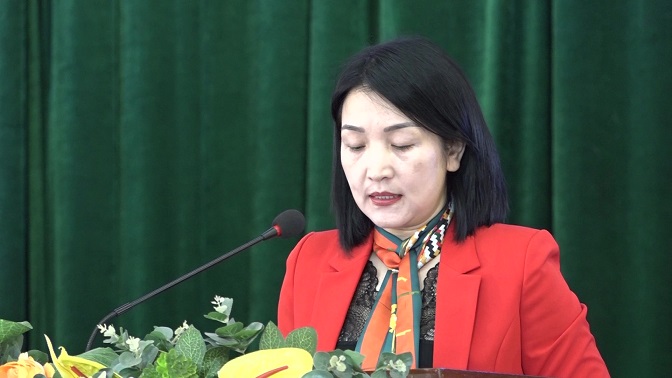 Đồng chí Phạm Thị Thuý, Phó Chủ tịch Hội LHPN tỉnh phát biểu khai mạc buổi truyền thông và diễn đàn "Hãy nghe trẻ em nói"..