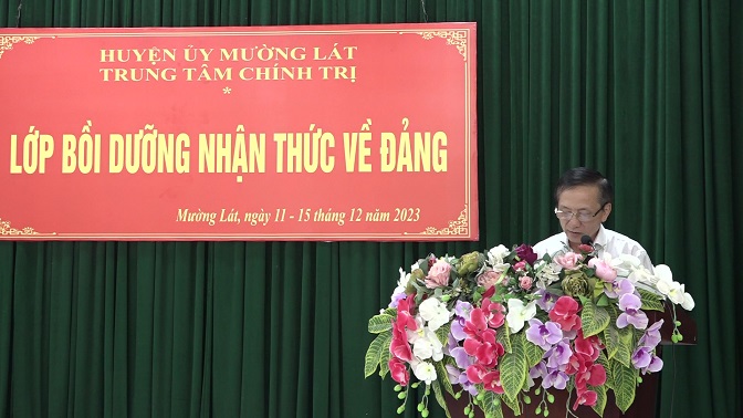 Đồng chí Lầu Thanh Va, Uỷ viên Ban Thường vụ, Trưởng ban Tuyên giáo Huyện uỷ, Giám đốc Trung tâm Chính trị huyện phát biểu tại buổi lễ khai giảng.