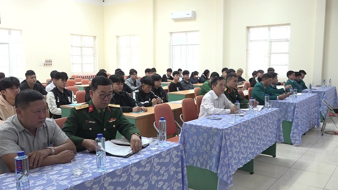 Các đồng chí đại biểu và học viên tham dự Khai mạc lớp bồi dưỡng nhận thức về Đảng.