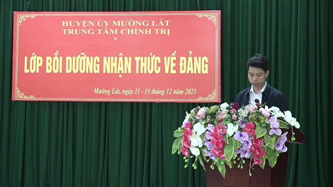 Đồng chí Trần Văn Cường, Phó Giám đốc Trung tâm Chính trị huyện thông qua các quyết định thành lập lớp học