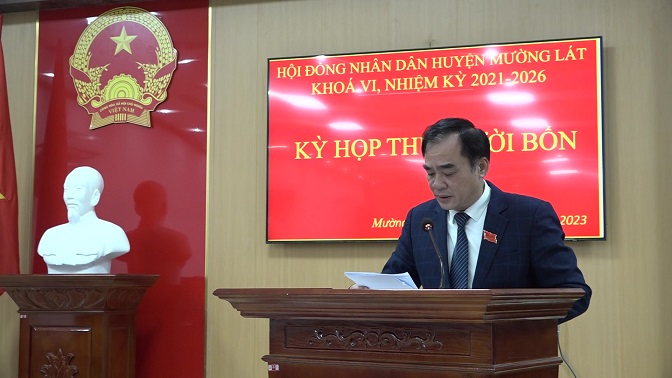 Đồng chí Hoàng Văn Dũng, Uỷ viên Ban Thường vụ Huyện uỷ, Phó Chủ tịch UBND huyện thông qua báo cáo tình hình kinh tế - xã hội, quốc phòng - an ninh năm 2023, Kế hoạch phát triển kinh tế- xã hội năm 2024.