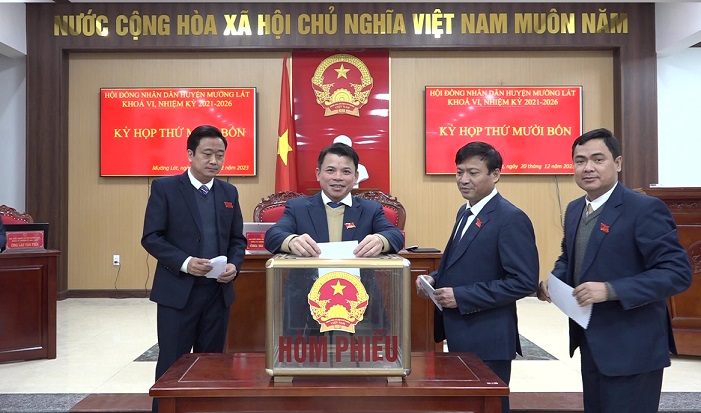 Các đại biểu tiến hành lấy phiếu tín nhiệm.