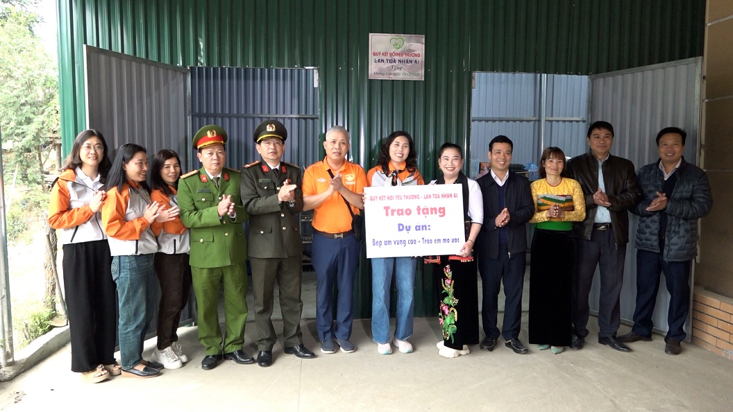 Trao biển công trình bếp ăn cho điểm trường Mầm non Trung Tiến, thuộc trường Mầm non Tây Tiến, xã Mường Lý.