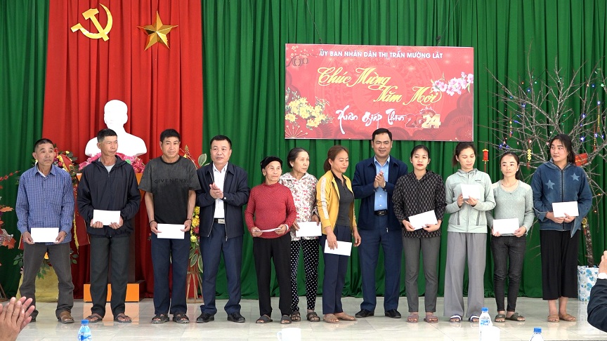 Trao quà Tết cho các gia đình có hoàn cảnh khó khăn trên địa bàn thị trấn.