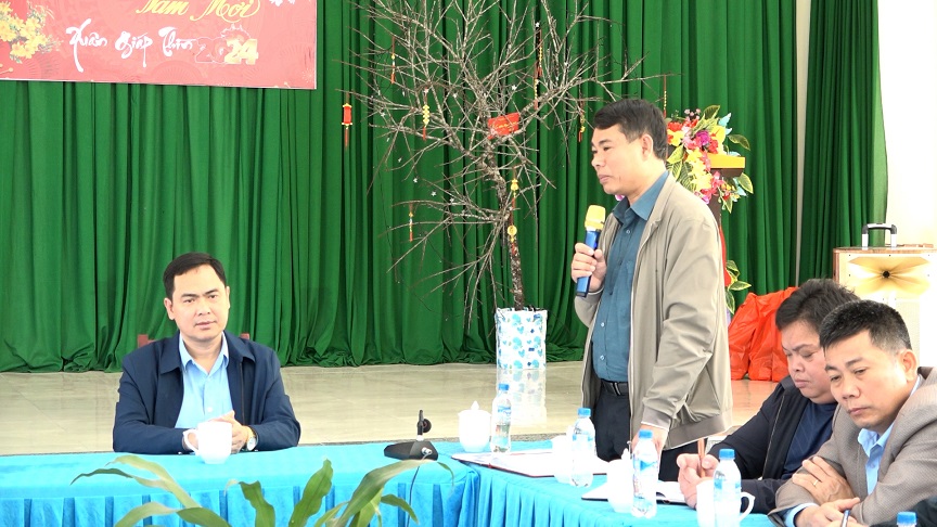 Lãnh đạo Đảng uỷ thị trấn báo cáo tình hình thực hiện nhiệm vụ.
