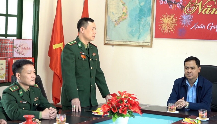 Lãnh đạo Đồn Biên phòng Cửa khẩu Tén Tằn báo cáo tình hình thực hiện nhiệm vụ.