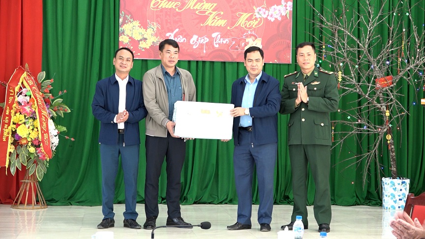 Phó Bí thư Thường trực Huyện uỷ tặng quà cán bộ, công chức thị trấn Mường Lát.