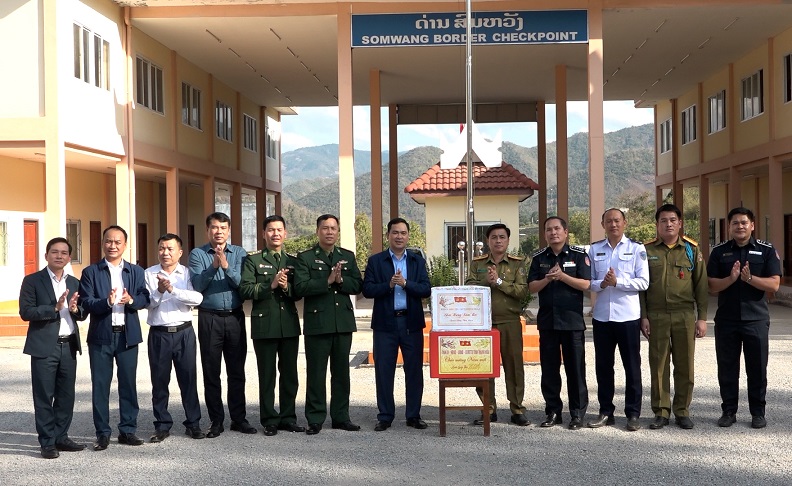 Đồng chí Triệu Minh Xiết tặng quà Trạm kiểm soát Xổm Vẳng, huyện Sốp Bâu, tỉnh Hủa Phăn (Lào).