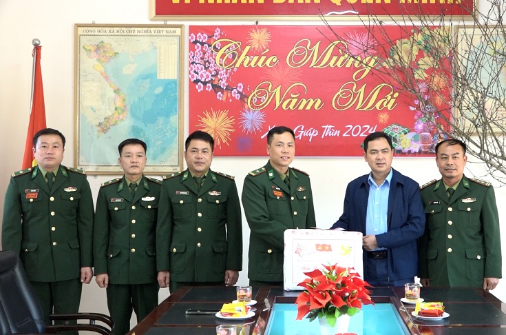 Phó Bí thư Thường trực Huyện uỷ phát biểu chúc Tết và giao nhiệm vụ cho các đơn vị.