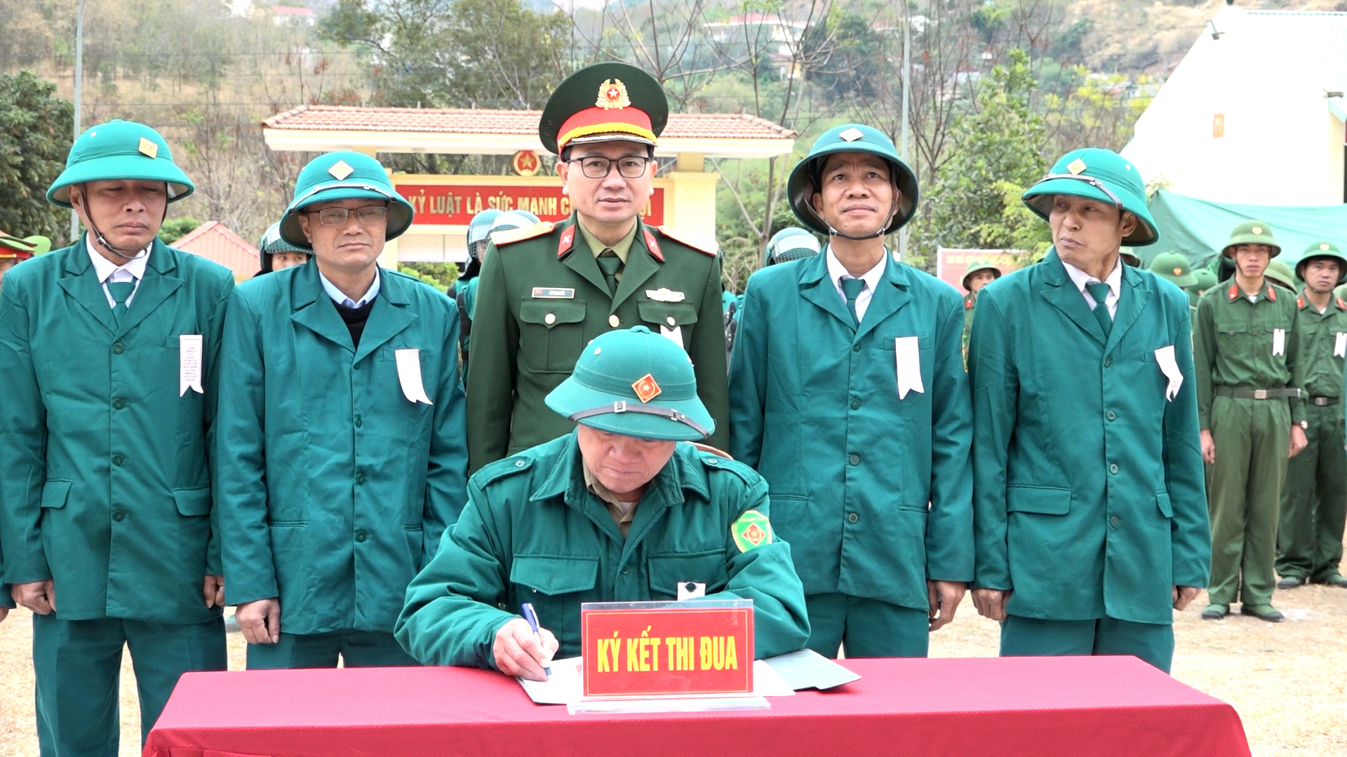 Đại diện các đơn vị ký kết giao ước thi đua.