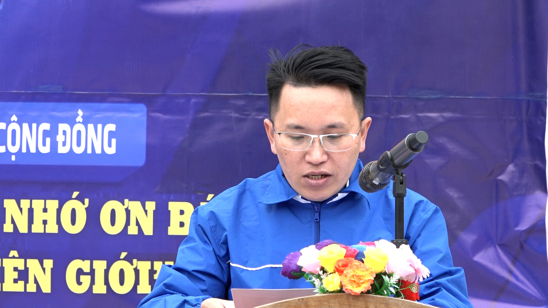 Đồng chí Lâu Văn Phía, Bí thư Huyện đoàn phát biểu khai mạc buổi lễ.