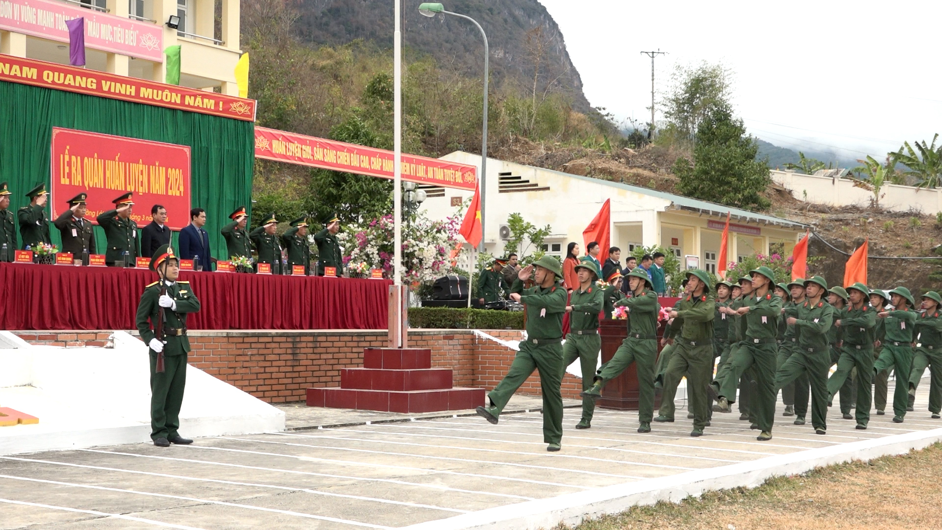 Duyệt đội ngũ tại lễ ra quân.