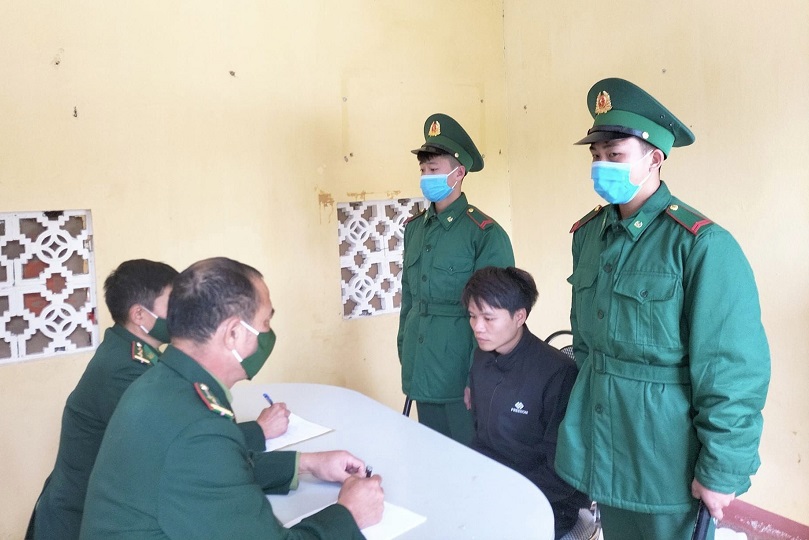 Lực lượng chức năng tiến hành lấy lời khai từ các đối tượng.