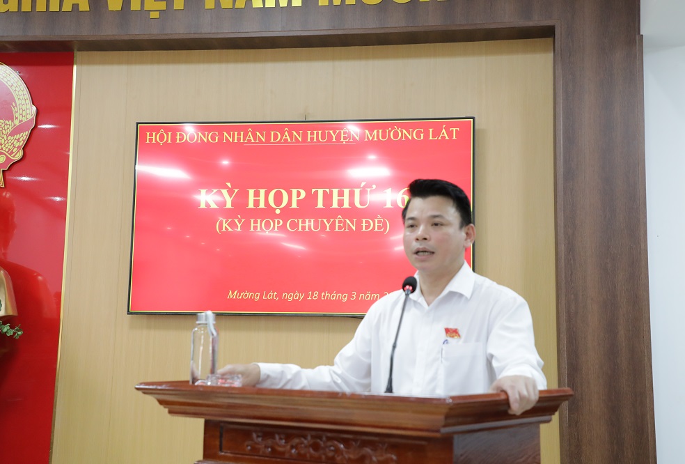 Đồng chí Hà Văn Ca, Uỷ viên BCH Tỉnh uỷ, Bí thư Huyện uỷ, Chủ tịch HĐND huyện khai mạc kỳ họp.