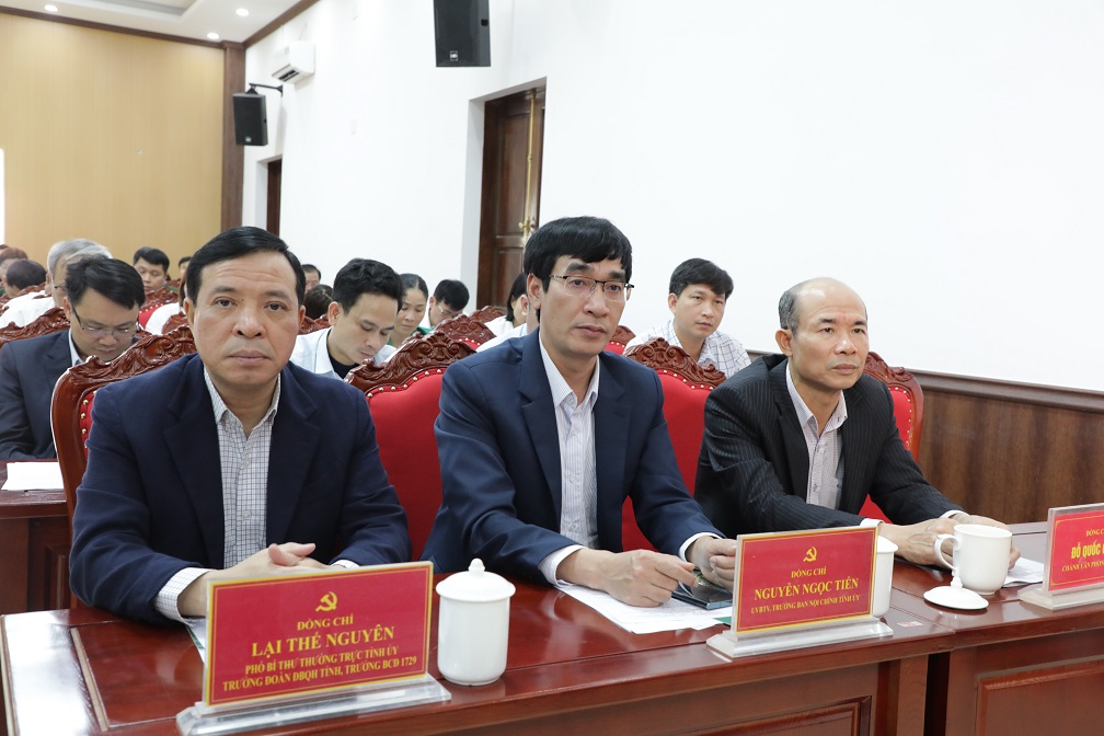 Đồng chí Lại Thế Nguyên, Phó Bí thư Thường trực Tỉnh ủy, Trưởng Đoàn ĐBQH tỉnh và Nguyễn Ngọc Tiến, Ủy viên Ban Thường vụ, Trưởng Ban Nội chính Tỉnh ủy dự Kỳ họp.