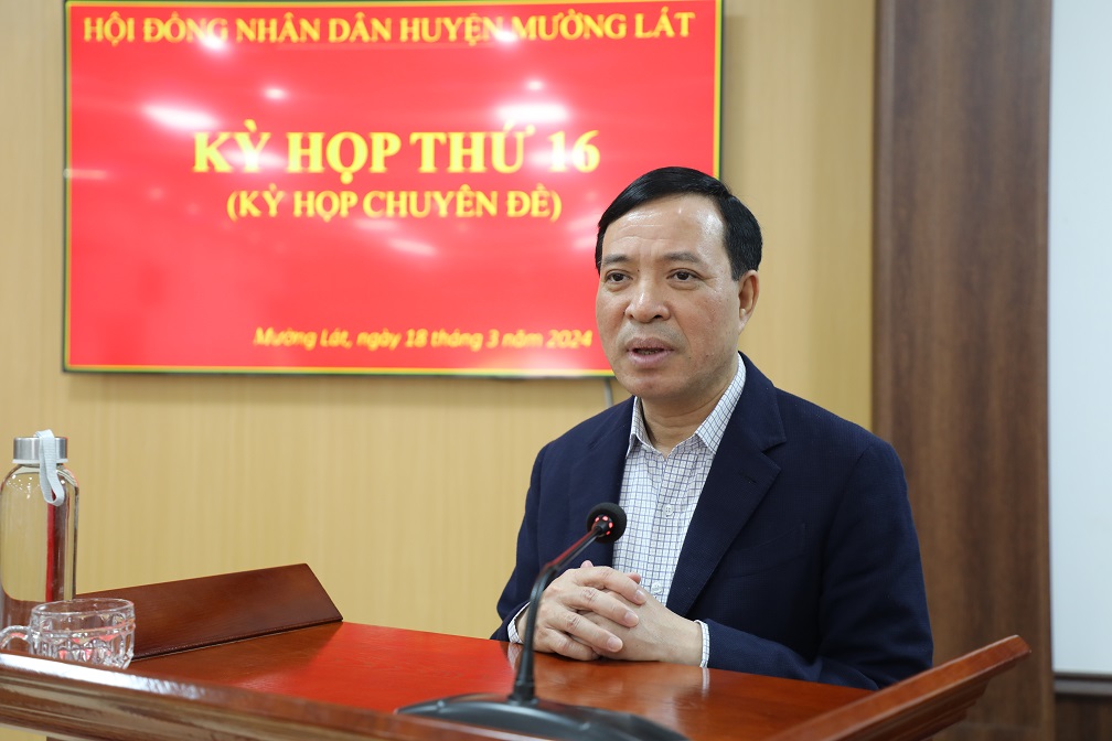 Phó Bí thư Thường trực Tỉnh ủy Lại Thế Nguyên phát biểu chúc mừng và giao nhiệm vụ cho đồng chí Trịnh Văn Thế vừa được bầu giữ chức vụ Chủ tịch UBND huyện Mường Lát, nhiệm kỳ 2021 - 2026.