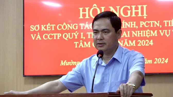 Đồng chí Triệu Minh Xiết, Phó Bí thư Thường trực Huyện uỷ, Trưởng khối Nội chính huyện phát biểu kết luận hội nghị.