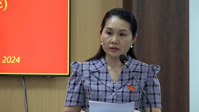 Đồng chí Lương Thị Tuân, Uỷ viên Ban Thường vụ, Trưởng ban Tổ chức Huyện uỷ, Trương Ban Kinh tế - Xã hội HĐND huyện thông qua báo cáo thâm tra và dự thảo các Nghị quyết.
