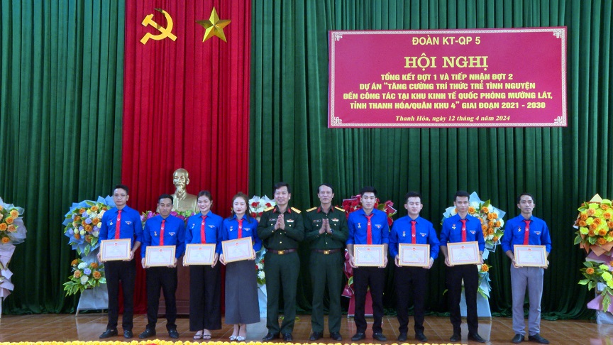 Lãnh đạo Đoàn Kinh tế - Quốc phòng 5 trao thưởng và tặng giấy khen cho các đội viên hoàn thành xuất sắc nhiệm vụ Dự án 174/Bộ Quốc phòng.